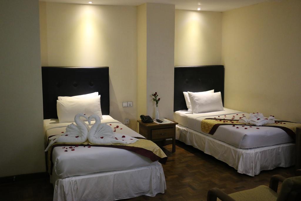 Queen'S Park Hotel Yangon Extérieur photo