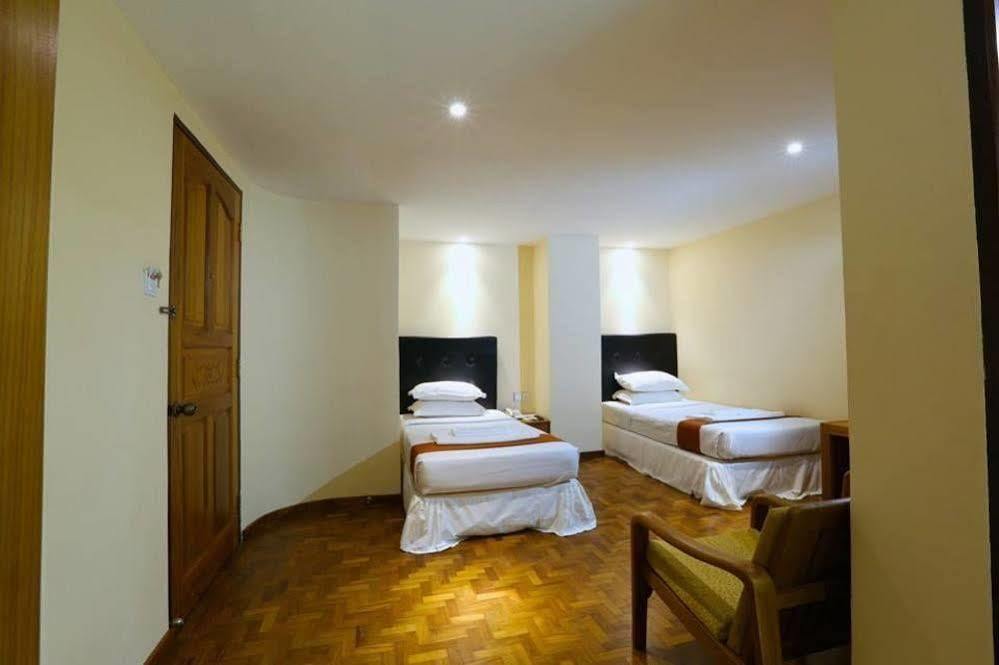Queen'S Park Hotel Yangon Extérieur photo