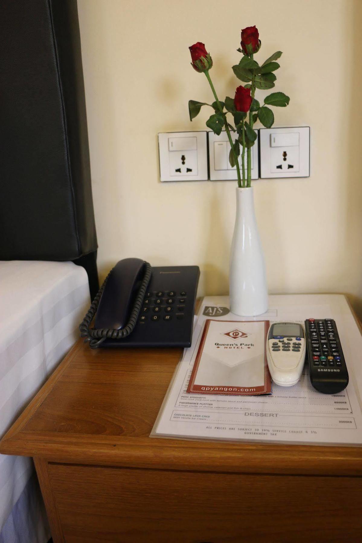 Queen'S Park Hotel Yangon Extérieur photo