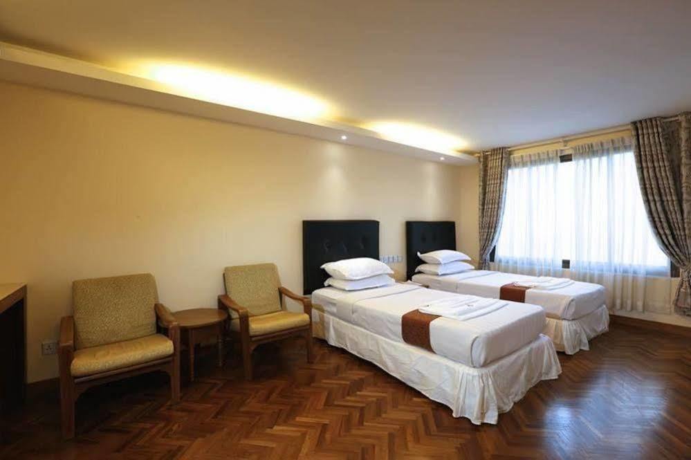 Queen'S Park Hotel Yangon Extérieur photo